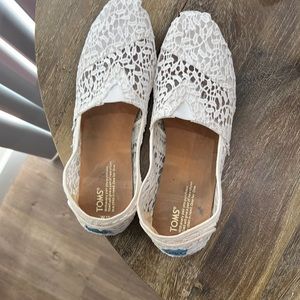 White lace Toms